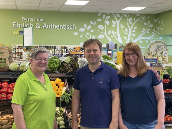 Renate Haller, Dr. Jens Zimmermann MdB und Janika Martin (von links) im Bioladen.