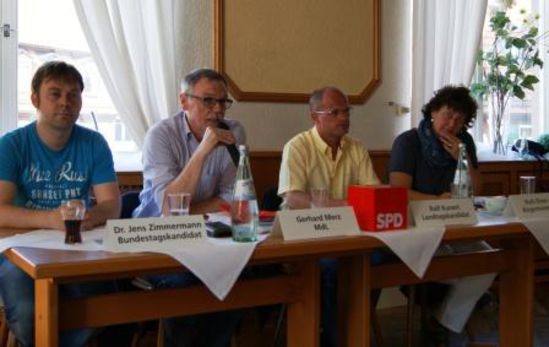 Auf dem Podium von links nach rechts: Dr. Jens Zimmermann, Gerhard Merz, Ralf Kunert und Ruth Disser